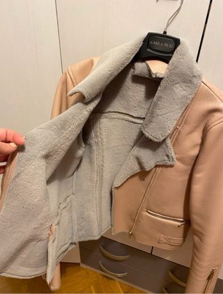 Cazadora polipiel rosa con pelo gris