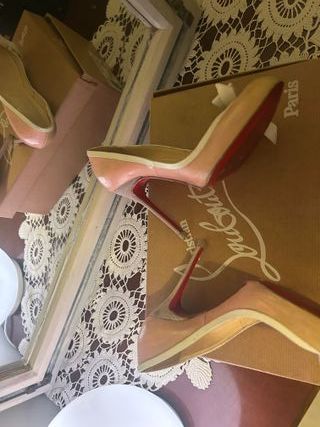 Zapatos Christian Louboutin Beige Talla 35