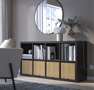 Estantería modular marrón oscuro.