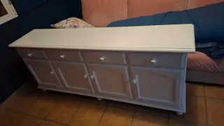 Cómoda de madera maciza pintada de blanco