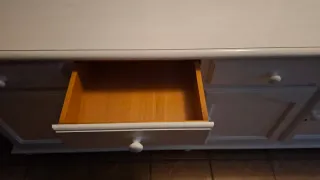 Cómoda de madera maciza pintada de blanco