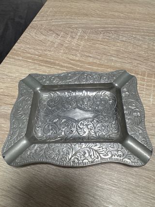 Cenicero de metal con diseño floral