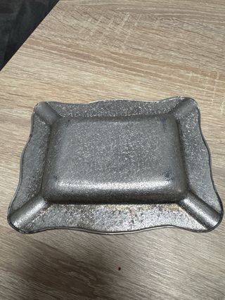 Cenicero de metal con diseño floral