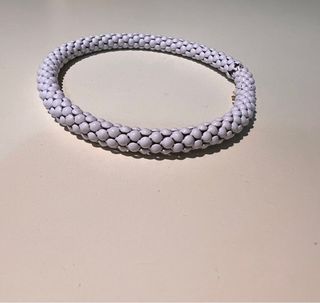 Bracciale bianco particolare con elastico