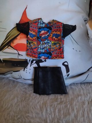 Barbie rubia con colección de ropa