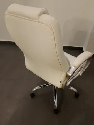 Sillón de oficina blanco y plateado