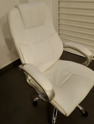 Sillón de oficina blanco y plateado