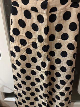 Pantalon de lunares negros y beige