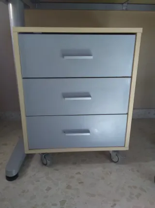 Escritorio IKEA con cajonera y silla