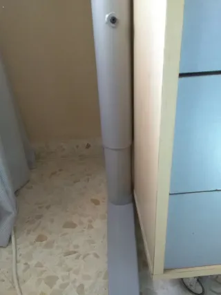 Escritorio IKEA con cajonera y silla