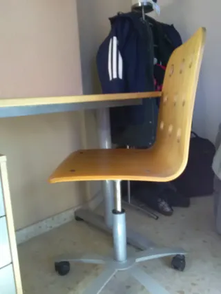 Escritorio IKEA con cajonera y silla