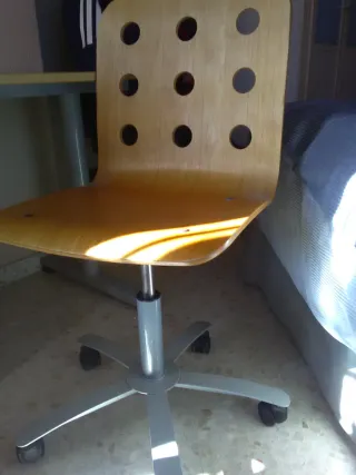 Escritorio IKEA con cajonera y silla