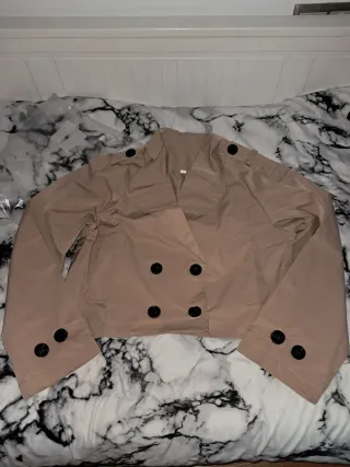 Gabardina beige corta