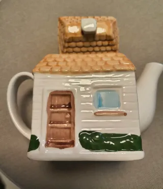 Teiera vintage a forma di casa in ceramica