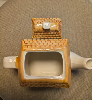 Teiera vintage a forma di casa in ceramica