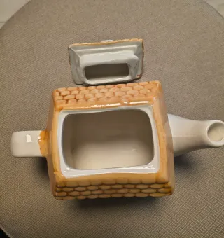 Teiera vintage a forma di casa in ceramica