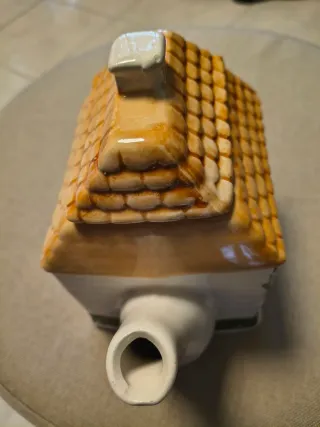 Teiera vintage a forma di casa in ceramica