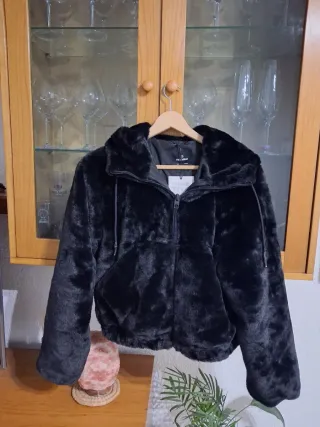 Chaqueta negra con capucha y efecto pelo