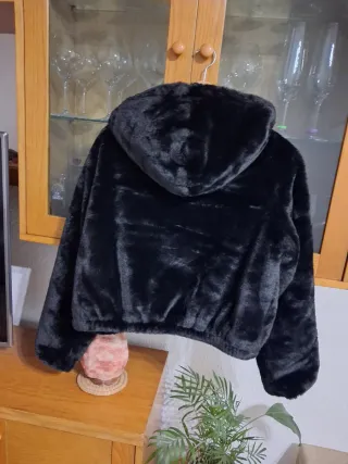 Chaqueta negra con capucha y efecto pelo