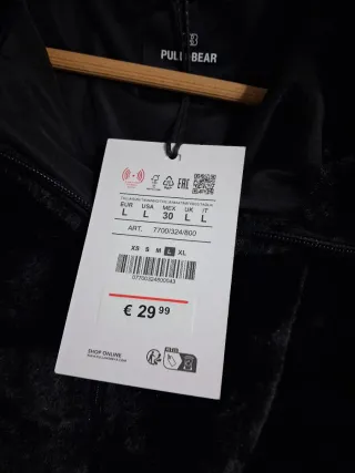 Chaqueta negra con capucha y efecto pelo