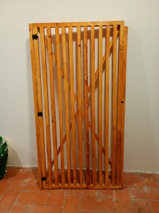 Valla de madera con diseño cruzado