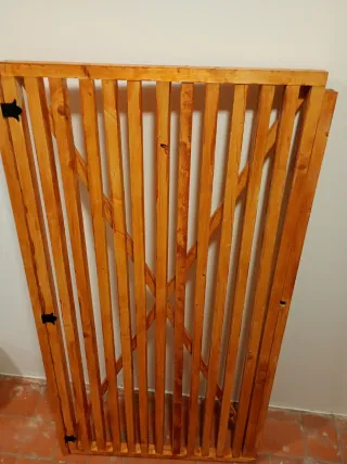 Valla de madera con diseño cruzado