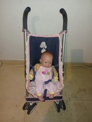 Muñeca con carrito de paseo