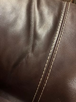 Sofá de piel marrón chocolate