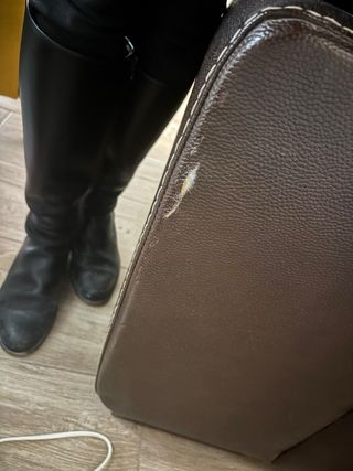 Sofá de piel marrón chocolate