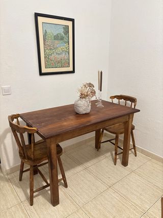 Mesa de madera con 2 sillas