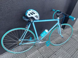 Bici paseo clásica fixie con neumáticos sólidos
