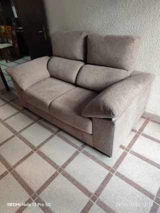 Sofá de 2 plazas beige/gris prácticamente nuevo.