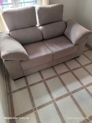 Sofá de 2 plazas beige/gris prácticamente nuevo.