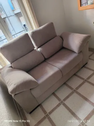 Sofá de 2 plazas beige/gris prácticamente nuevo.