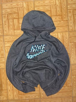 Sudadera Nike gris con logo multicolor