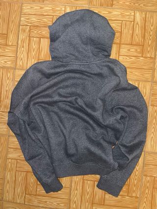 Sudadera Nike gris con logo multicolor