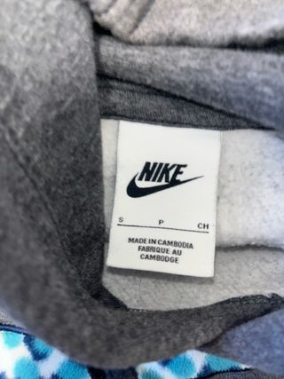 Sudadera Nike gris con logo multicolor