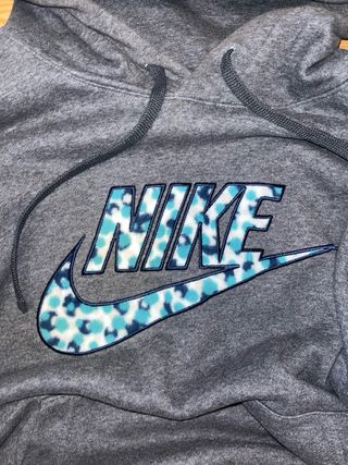 Sudadera Nike gris con logo multicolor
