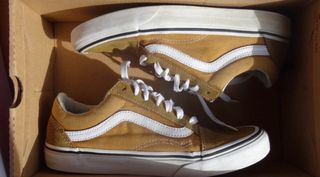 Zapatillas Vans Marrón claro y Blancas.