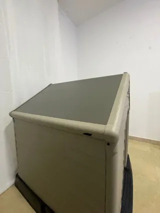 Casita para perros color beige y negro