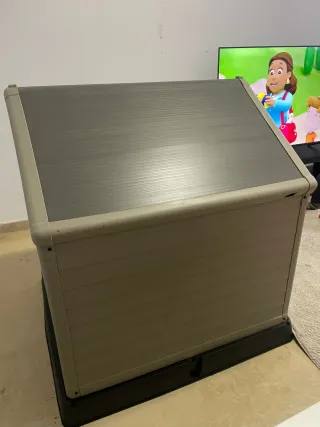 Casita para perros color beige y negro