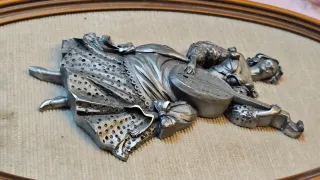 Relieve Vintage Francés Dama Tocando Laúd estaño