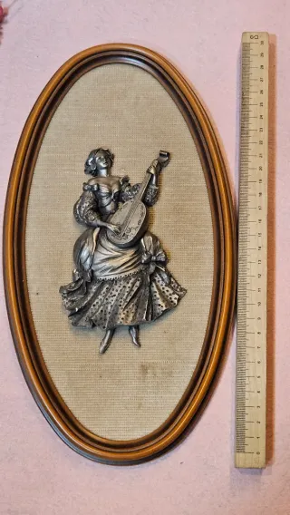 Relieve Vintage Francés Dama Tocando Laúd estaño