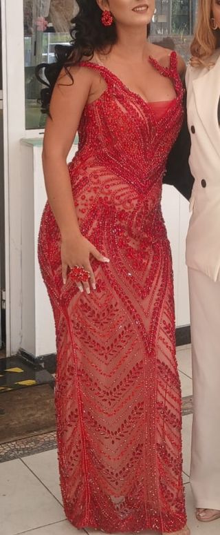 Vestido de fiesta rojo con pedrería