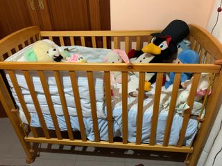 Cuna madera con ruedas + colchón + colcha +sábanas