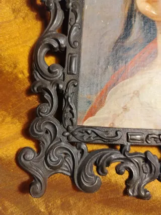 Cornice in metallo con ritratto