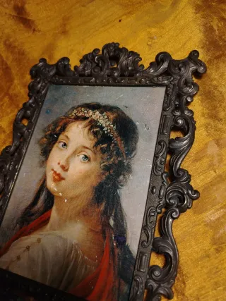 Cornice in metallo con ritratto