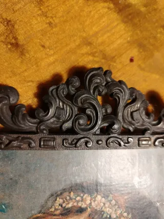 Cornice in metallo con ritratto