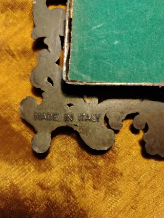 Cornice in metallo con ritratto