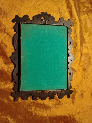 Cornice in metallo con ritratto